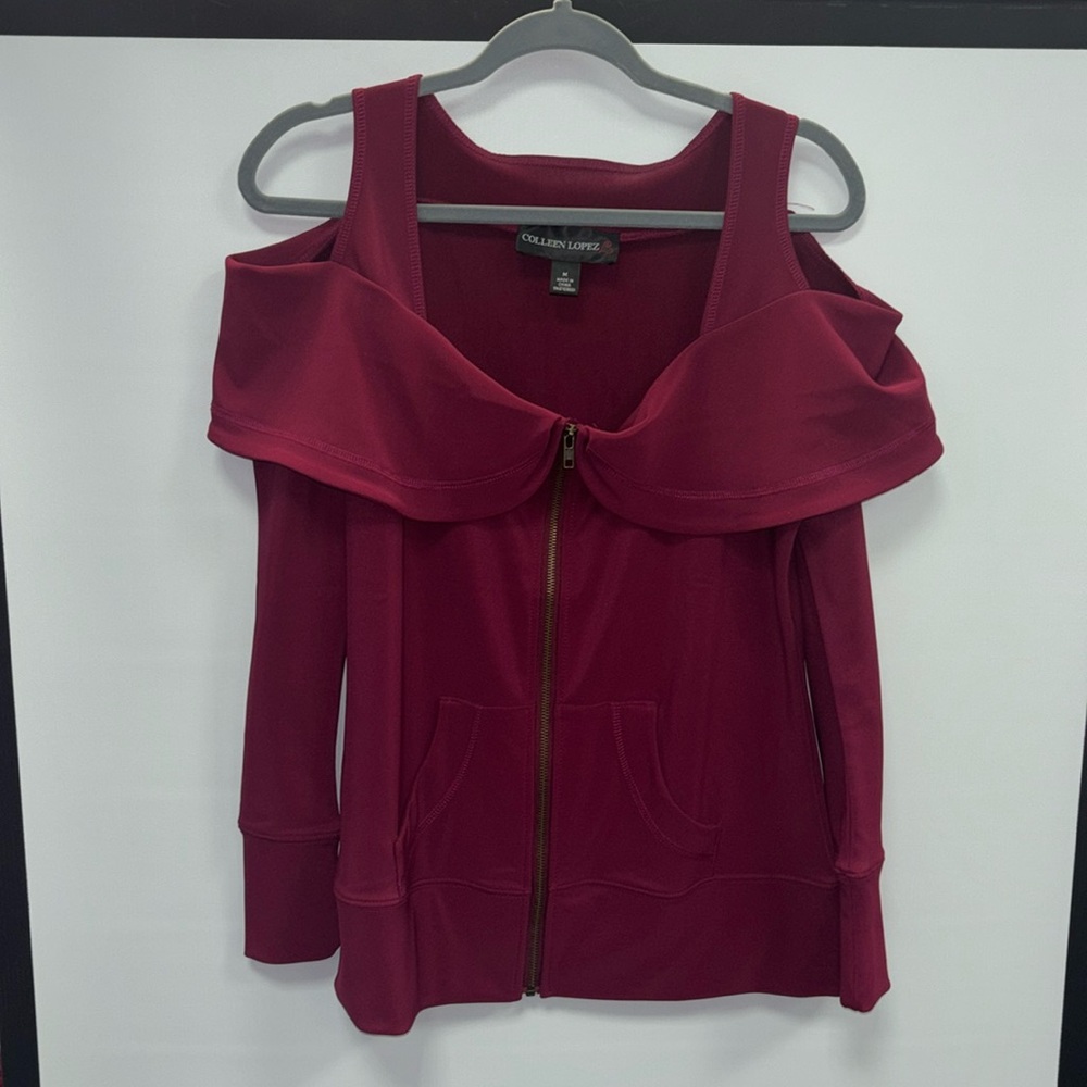 Woman’s Medium zippered shirt great condition